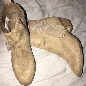 Low boots, fringes on the side